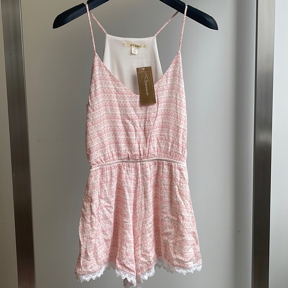 NEW WITH TAGS MIAMI PINK LACE ROMPER SIZE SMALL - Picture 1 of 5